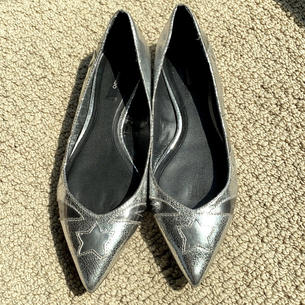 Women’s flat EU size 36, pointy toes. Very classy.